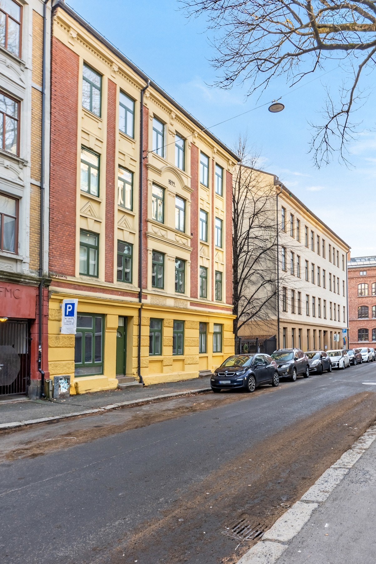 Leiligheten har en gjennomgående planløsning og ligger i første etasje i en klassisk bygård fra 1899, sentralt på beste Løkka Galleribilde