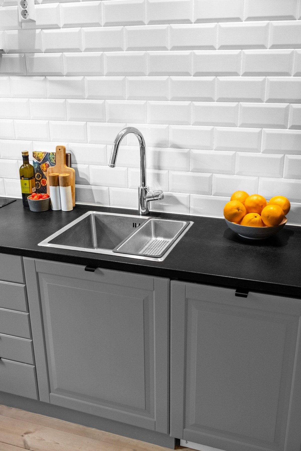 Hvite metrofliser fra benk til tak understreker den klassiske stilen. Galleribilde