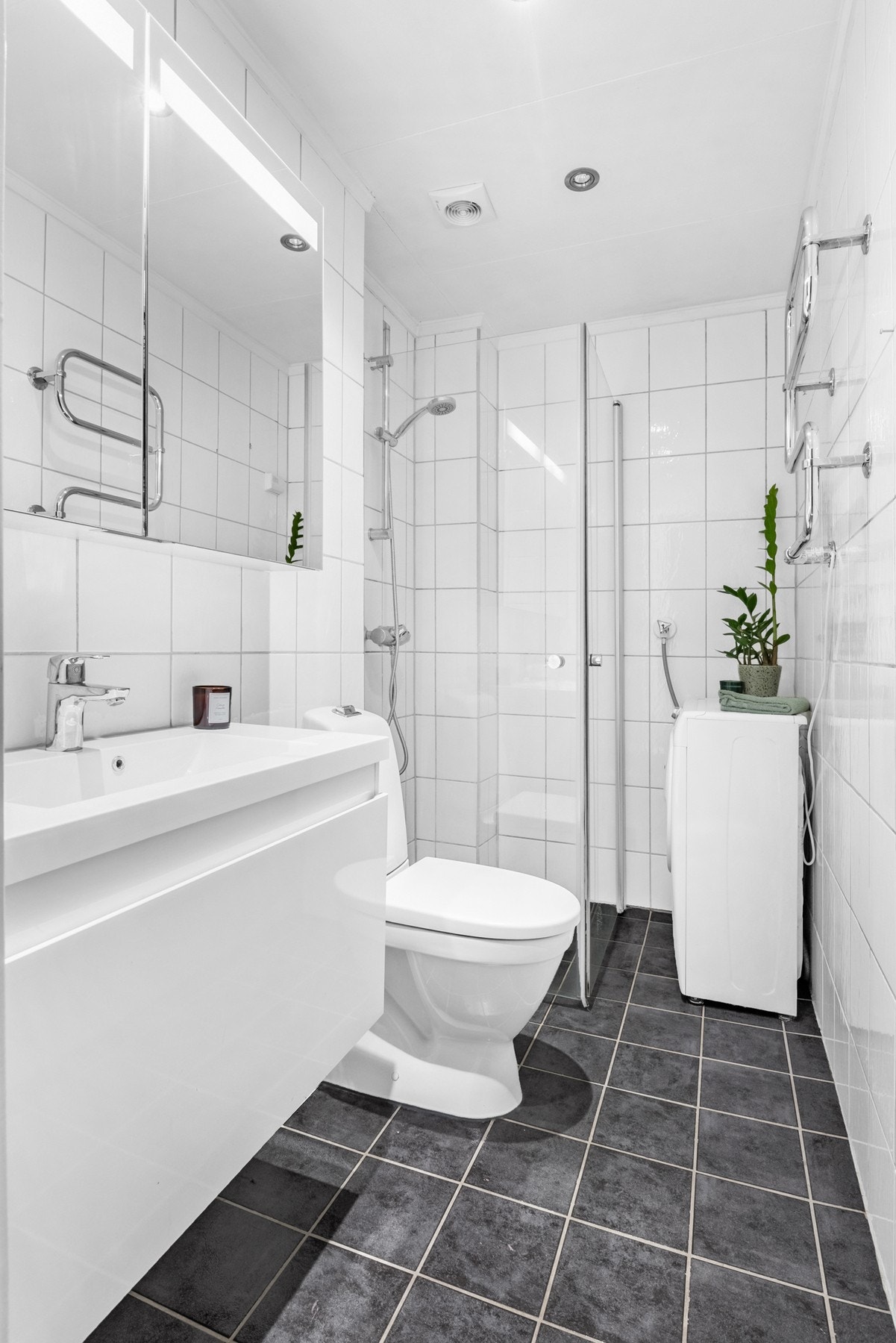 Badet er fra 2004 og fremstår som pent med praktisk opplegg for vaskemaskin. Galleribilde