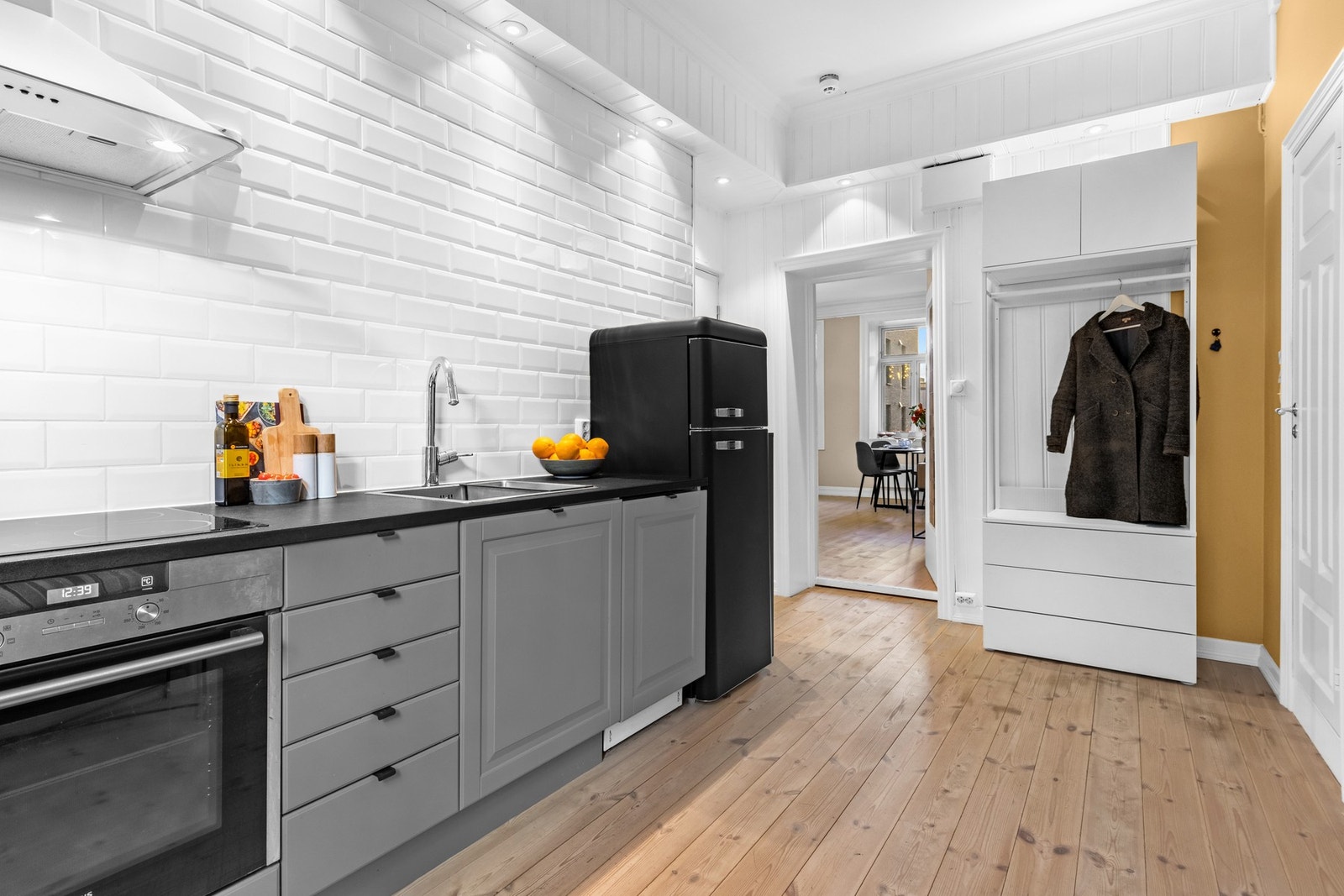 Gulvet er i furu og veggene er malt i en trendy okerfarge i 2023. Galleribilde