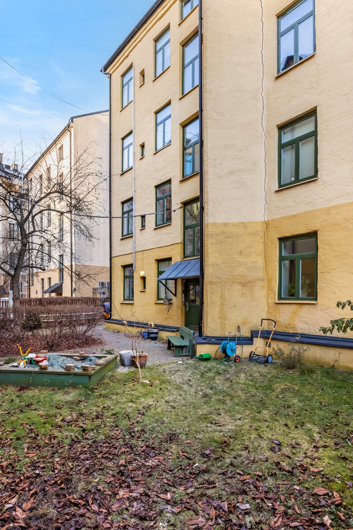 Bygården har en skjermet og pent opparbeidet bakgård med steinsatt areal, gressplen, utepeis og felles sittegrupper til glede og trivsel for beboerne.ård Galleribilde