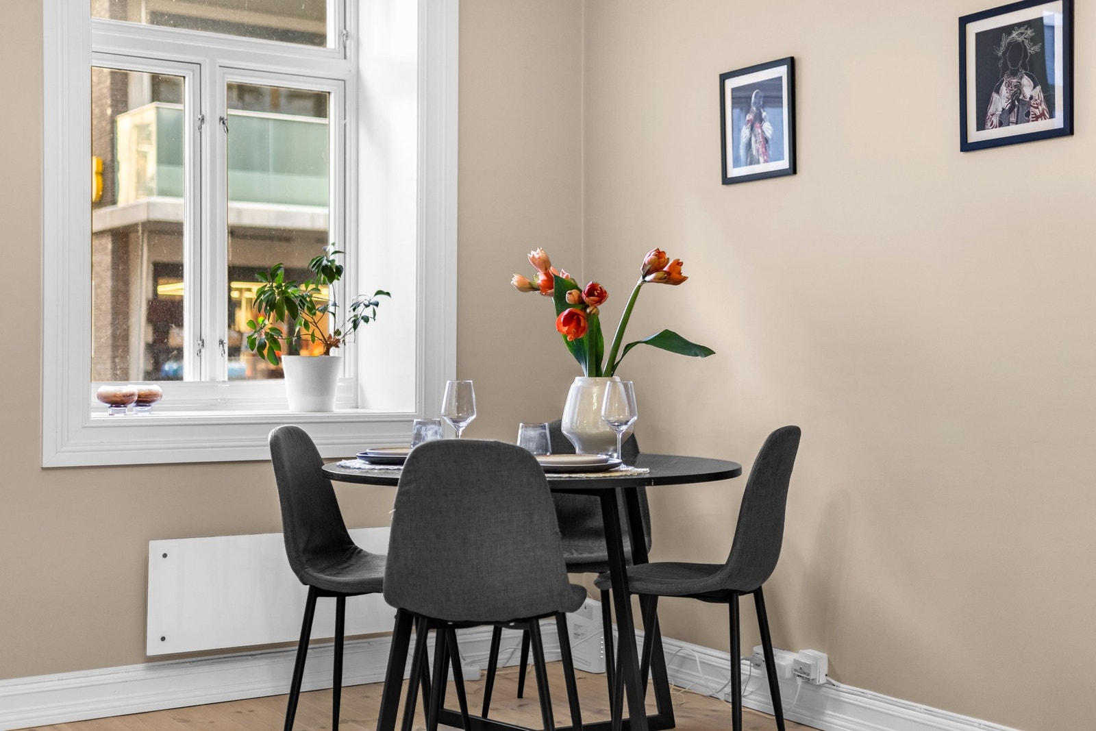 Rommet ble malt i lyse og freshe farger i 2023. Galleribilde