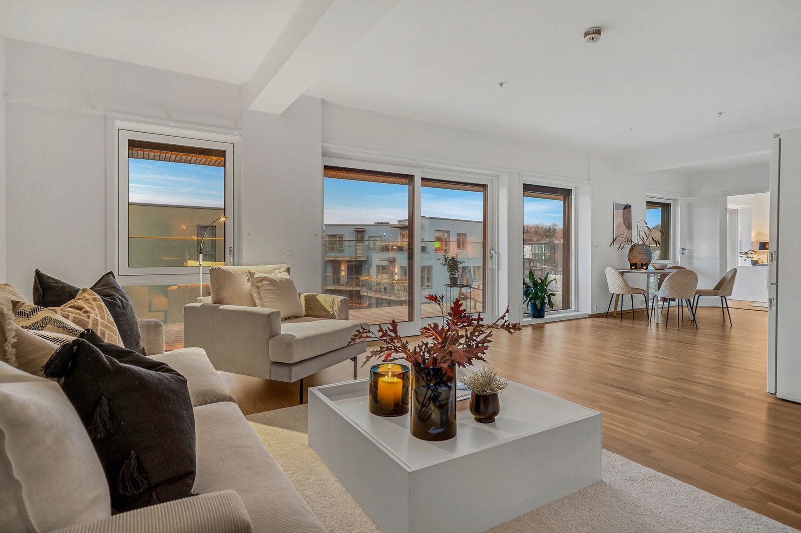 Leiligheten nyter en privat og usjenert beliggenhet i 7.etasje. Galleribilde