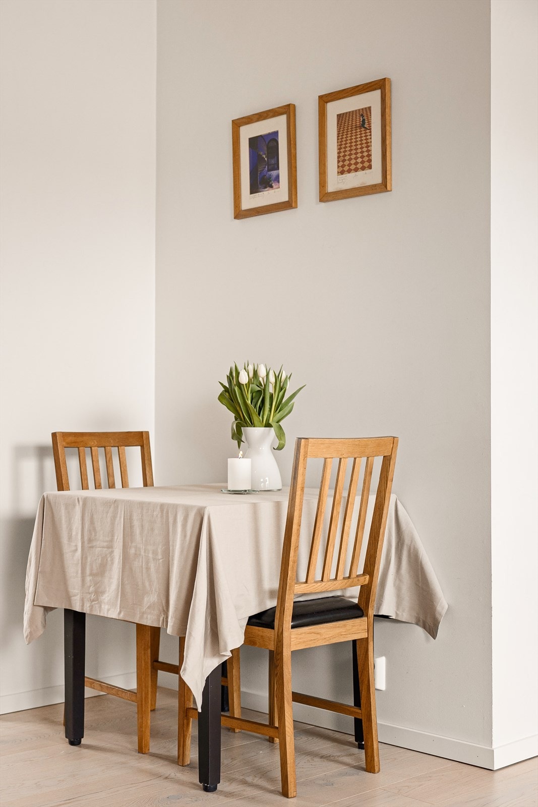 Stuen er et fantastisk oppholdsrom med god plass til sofagruppe, salongbord og en stor spiseplass. Galleribilde