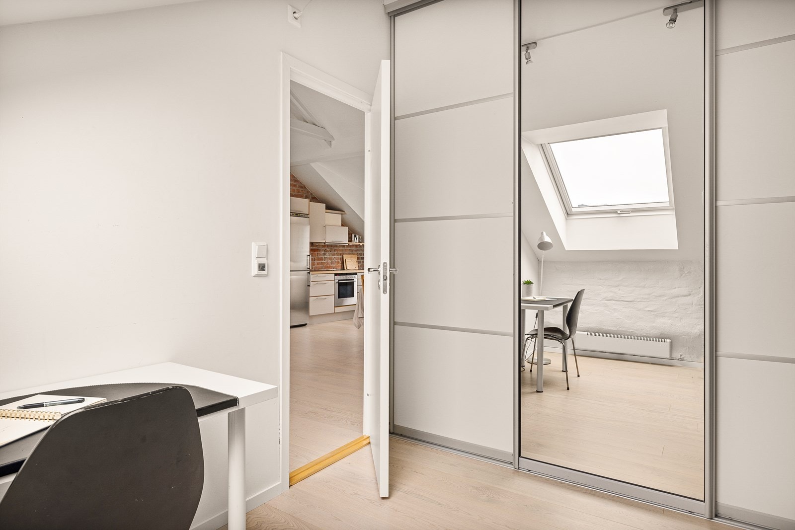 Leiligheten har to gode soverom - Dette er hovedsoverommet som har rikelig med oppbevaringsmuligheter k skyvedørs garderobe. Galleribilde