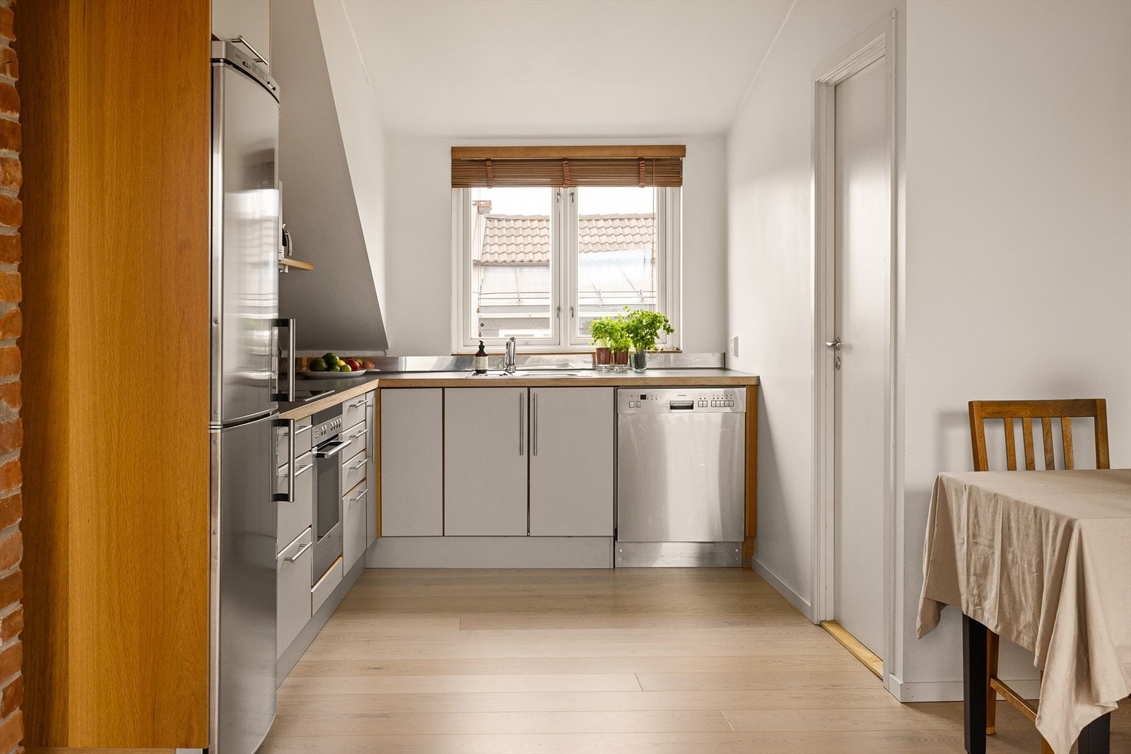 Kjøkkenet er utstyrt med integrert koketopp, komfyr, kjøleskap og oppvaskmaskin. Galleribilde