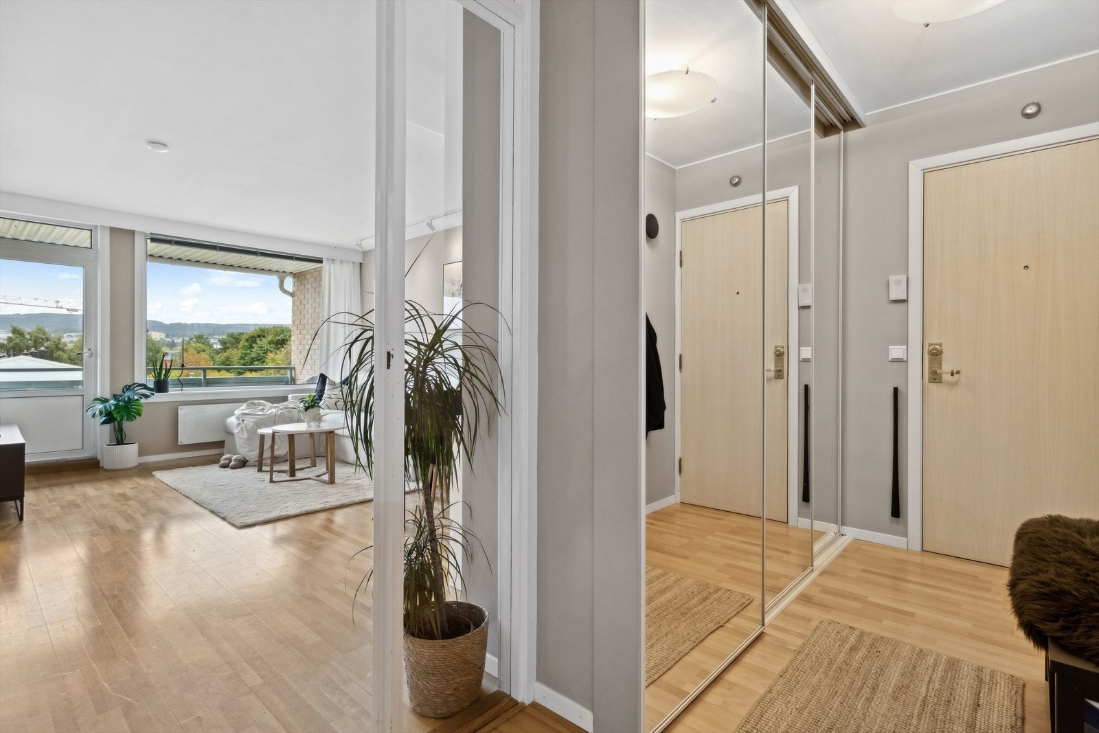 Leiligheten har en romslig entré med stor og praktisk garderobeløsning. Galleribilde