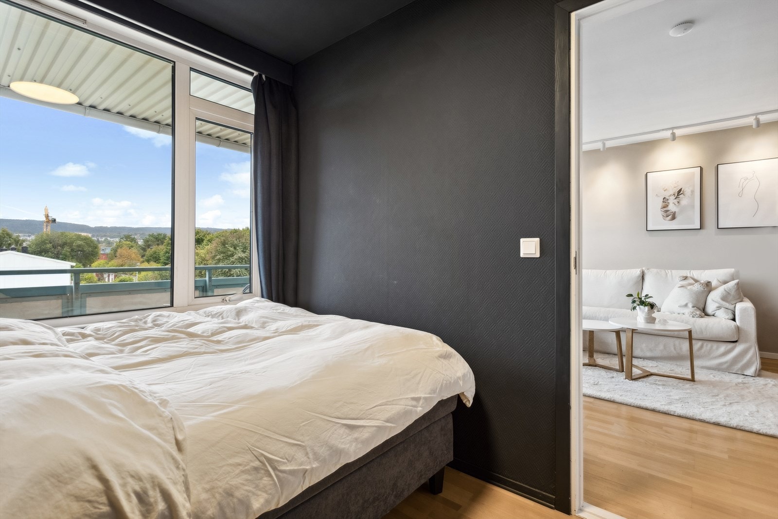 Det følger med et plassbygd klesskap på soverommet, også malt i sort. Galleribilde