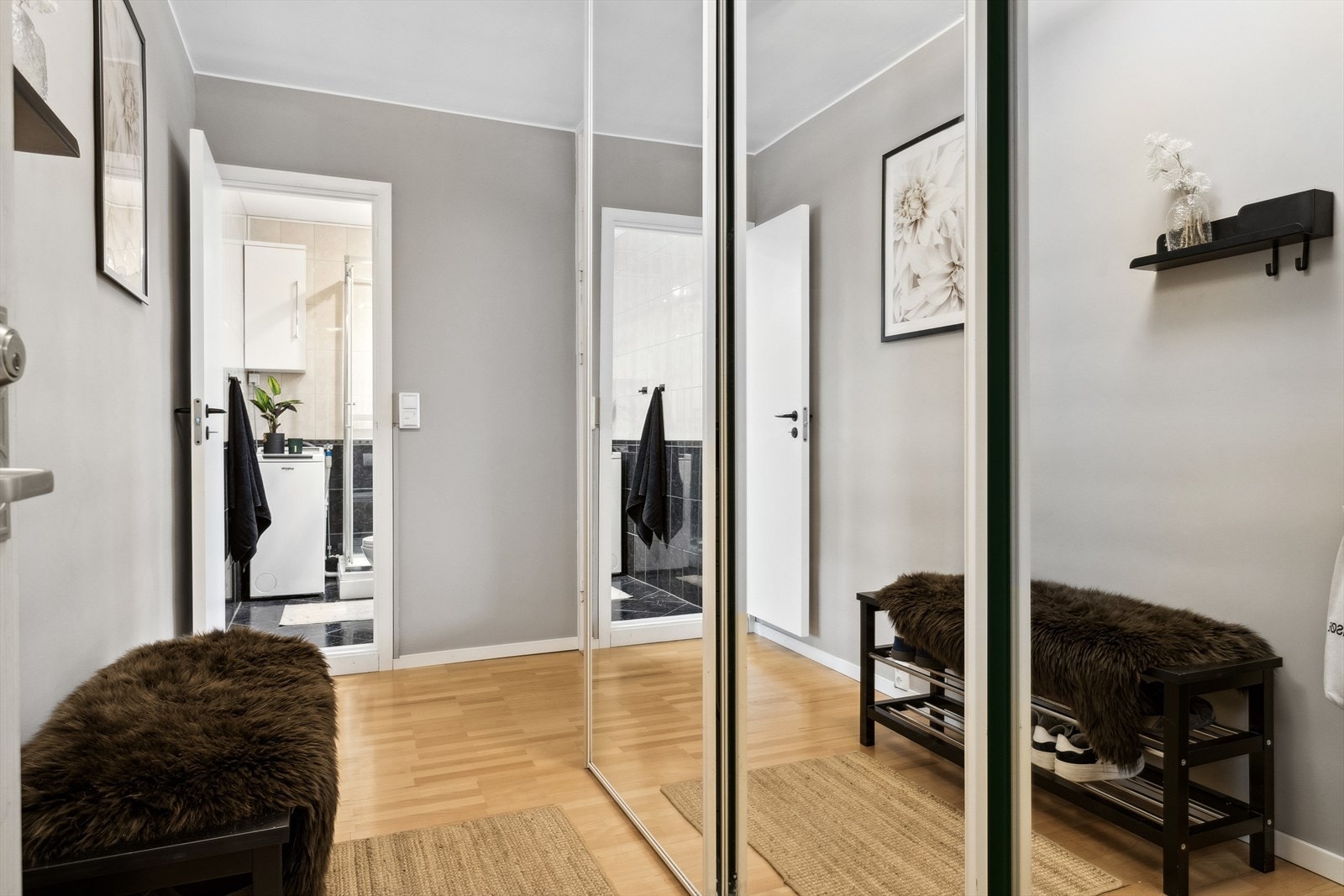Entréen er på 6,5 kvm og har god plass til oppbevaring. Galleribilde