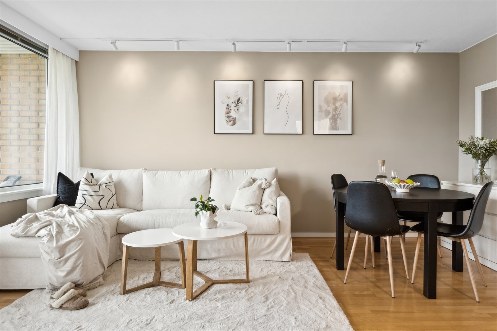 Rom for flere møbleringsmuligheter, god plass til spisebord og sofagruppe. Galleribilde