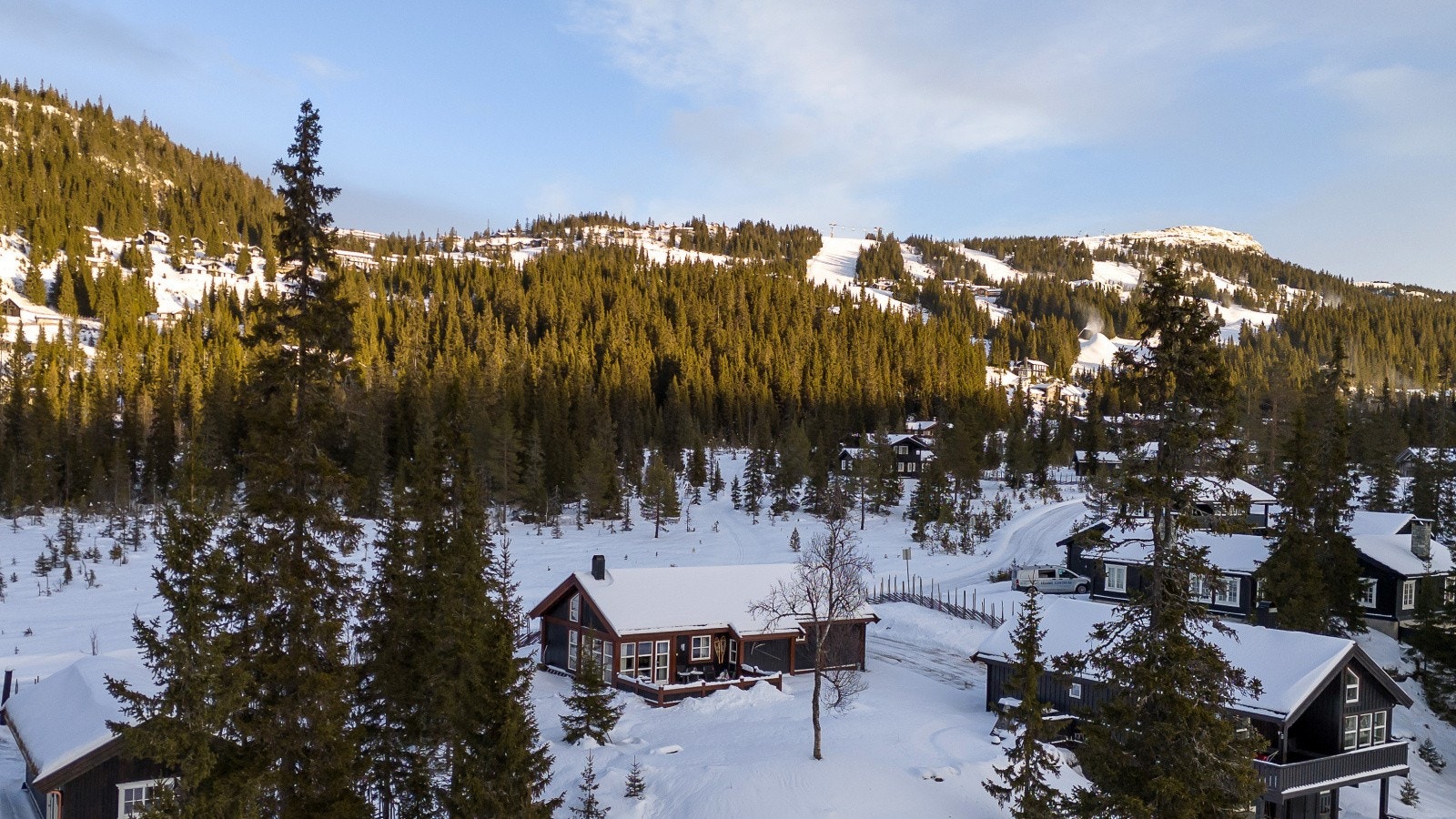 Eiendommen ligger flott til på Kvitfjell Vest med umiddelbar nærhet til skiløyper og alpinanlegget Galleribilde