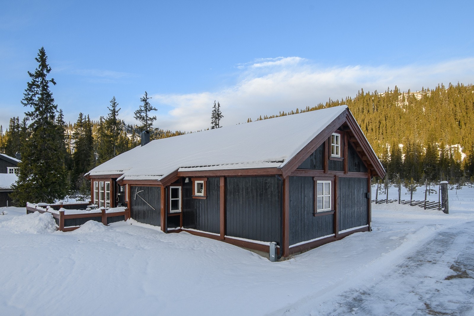 Hytta ligger flott til i et naturskjønt område på Kvitfjell Vest, i Ringebu kommune. Området er solsiden av Kvitfjell, et vinterparadis med fantastiske lysforhold fra tidlig morgen til sent på kveld Galleribilde