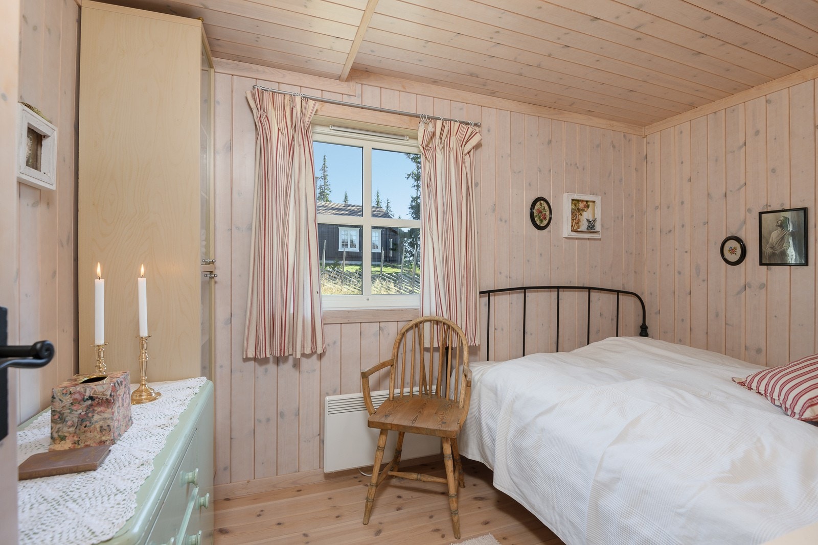 Soverom II - To av soverommene er innredet med dobbeltsenger og ett rom har en praktisk familiekøye. Galleribilde