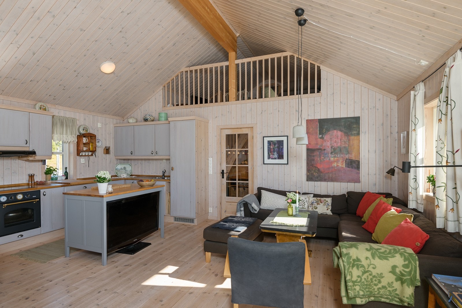 Den store og rause takhøyden sørger en god og stor romfølelse. Galleribilde