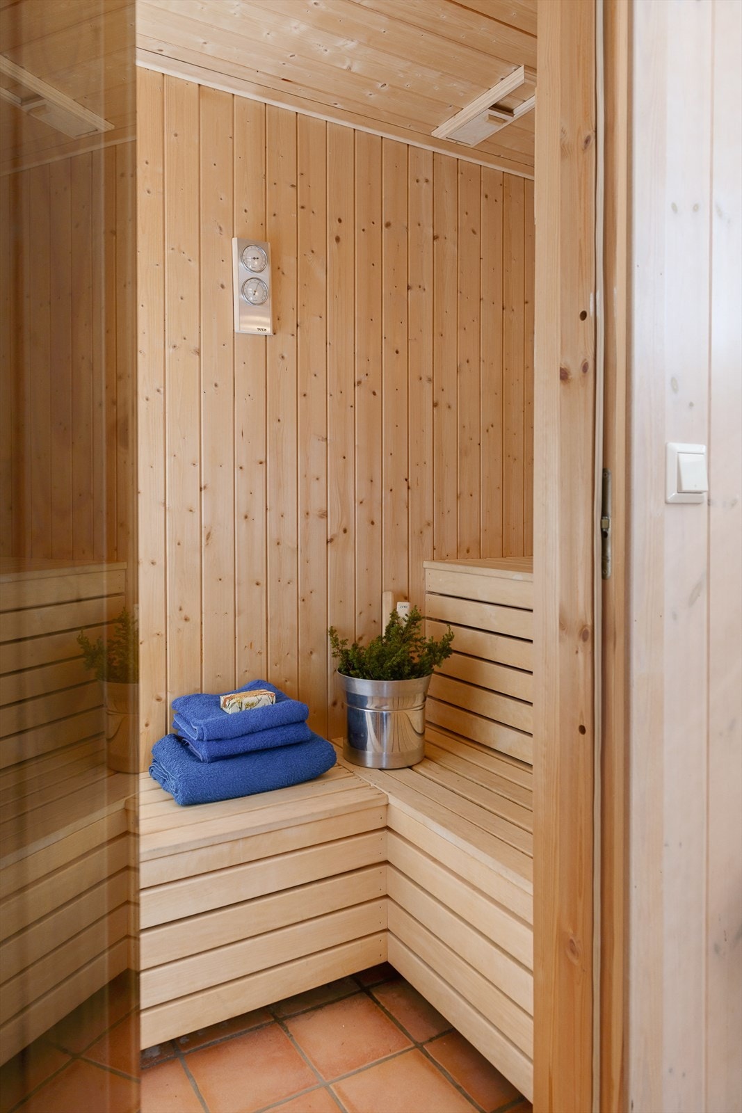 Fra badet er det tilgang til en herlig badstue hvor man kan nyte den gode varmen etter en lang dag ute i naturen Galleribilde