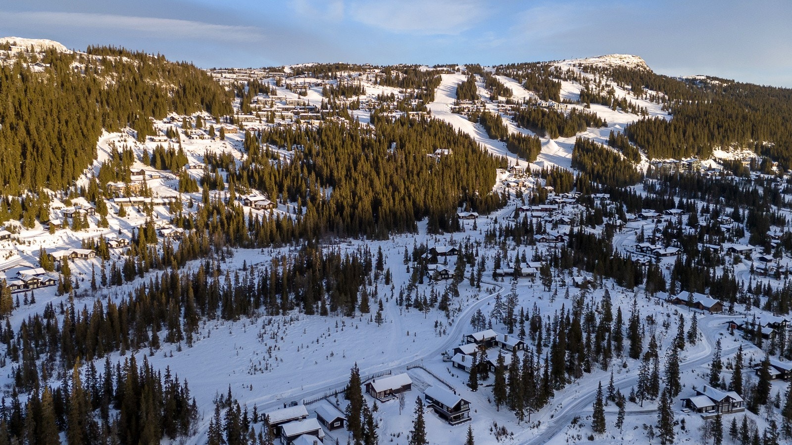På vinterstid er det bare å spenne på seg skiene rett utenfor hytta, og legge ut på tur i preparerte skiløyper eller en aktiv dag i alpintbakken. Galleribilde