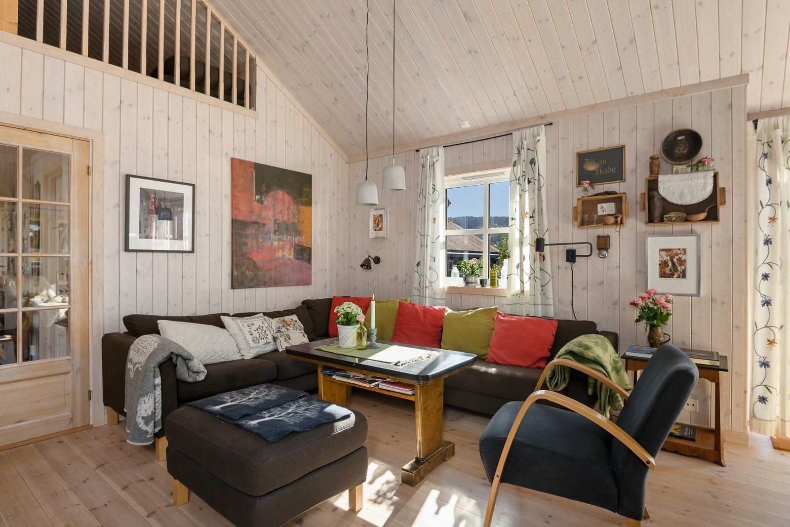 I stuen er det flere vinduer, noe som bidrar til at en får godt med dagslys inn i rommet. Galleribilde