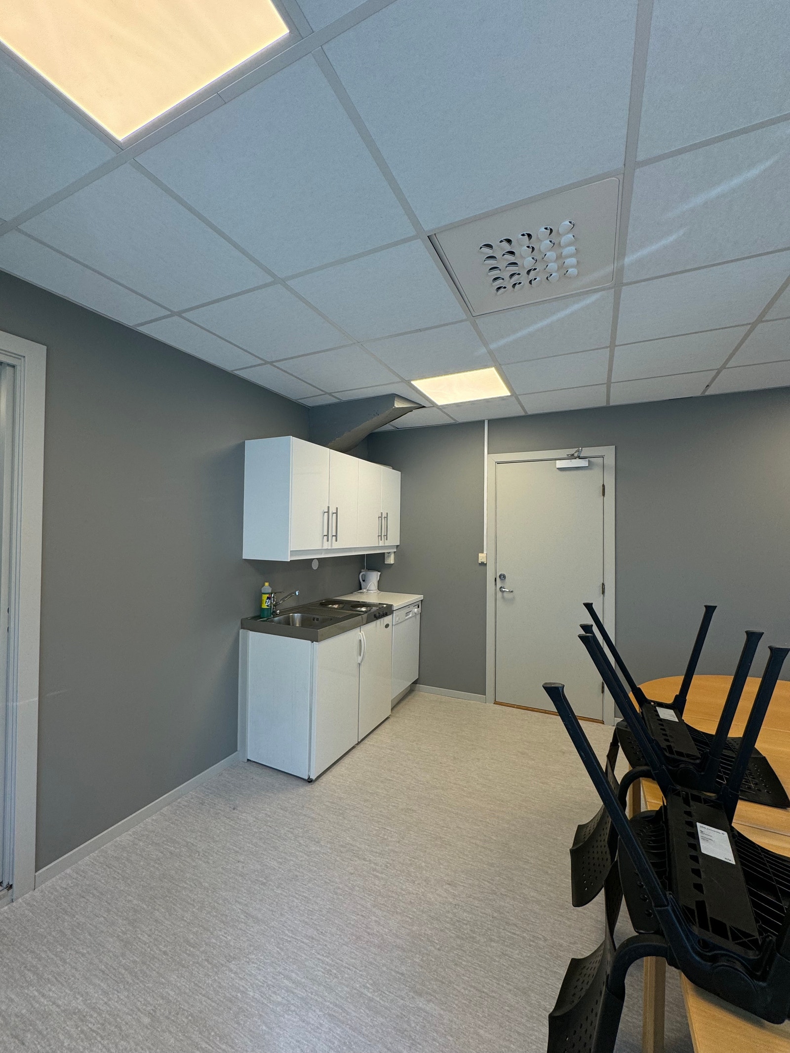 Det er tilgang til eget kjøkken med kjøleskap, oppvaskmaskin og vannkoker. Galleribilde