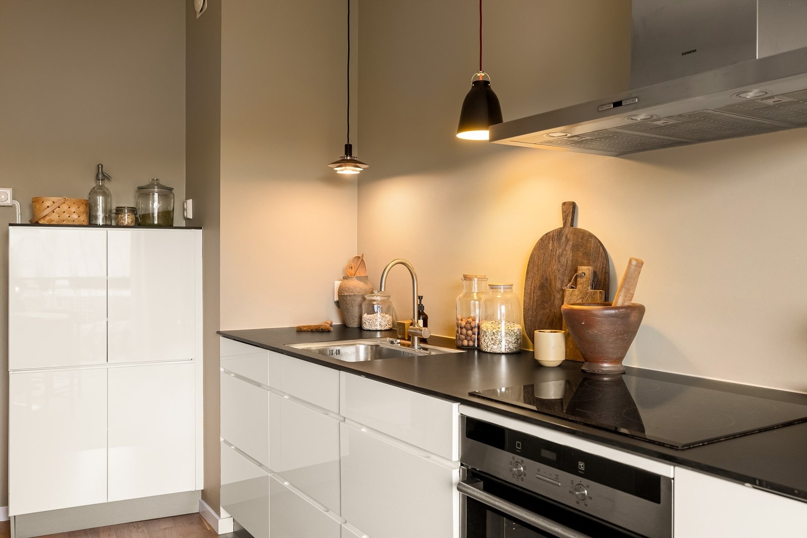 Over stekesonen er det en kjøkkenventilator med kullfilter. Galleribilde