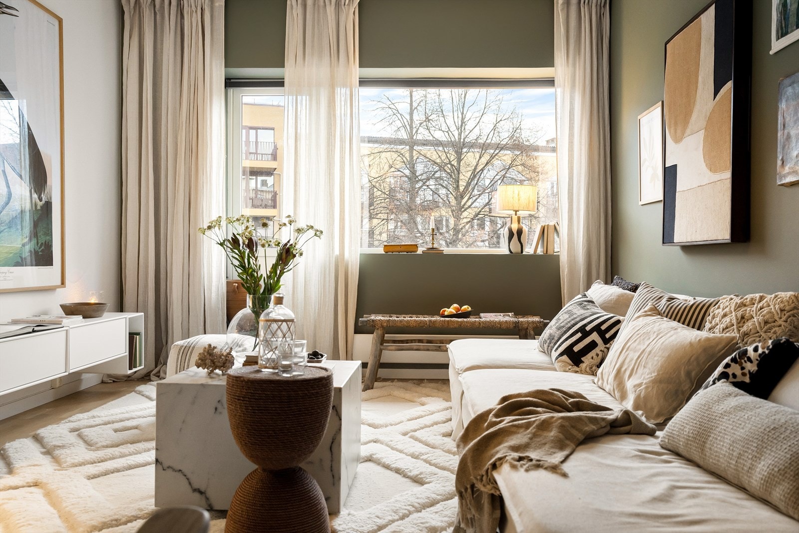 Planløsningen åpner opp for flere møbleringsmuligheter med god plass til sofagruppe, TV-møbler og spisebord med tilhørende stoler. Galleribilde