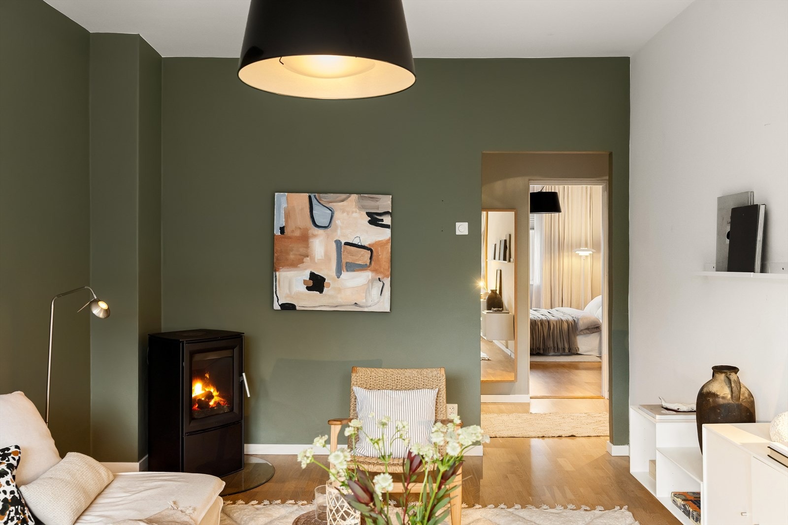 I stuen finner du en hyggelig peisovn som gir ekstra varme på kalde dager. Galleribilde