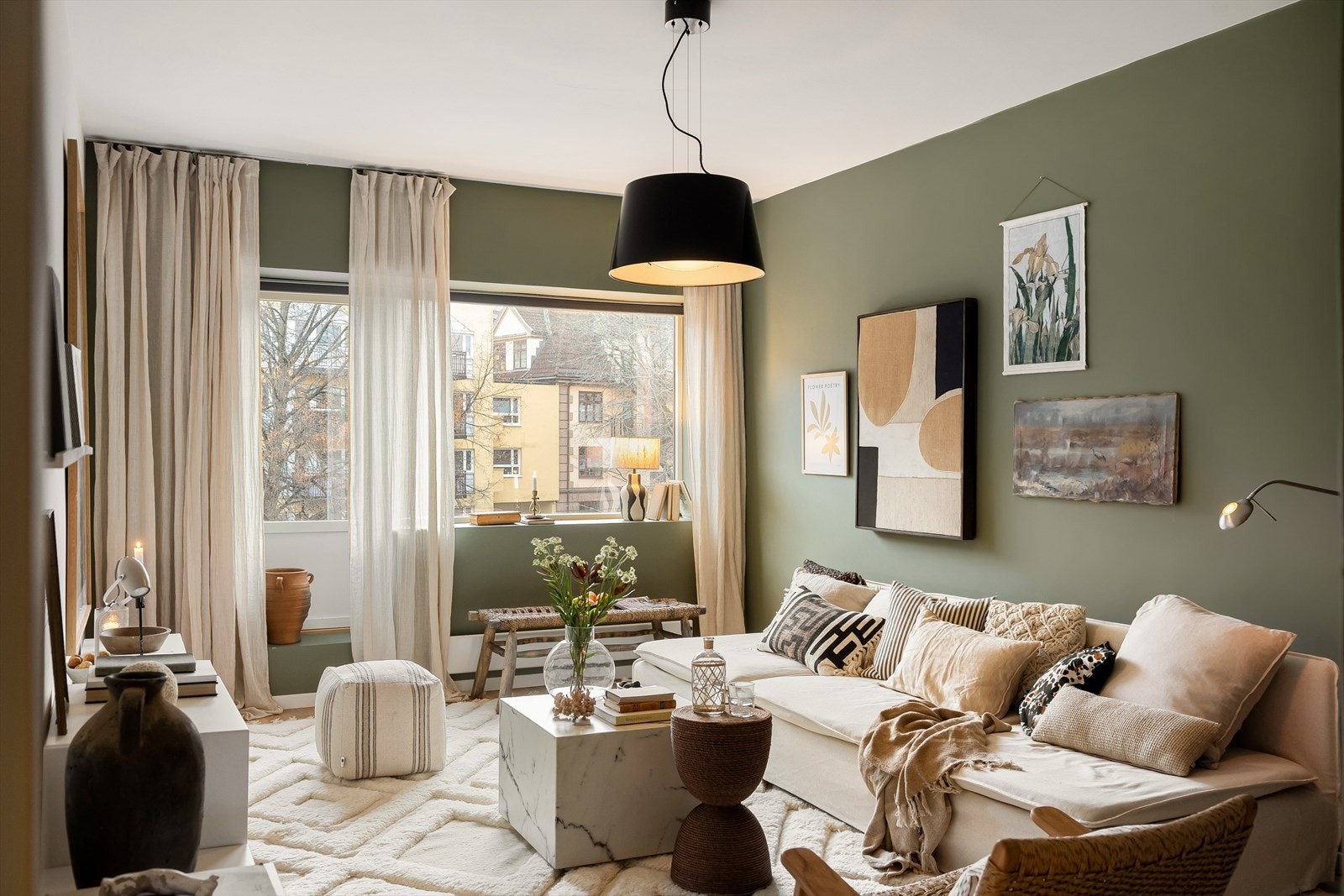 Stuen er lys og luftig med store vindusflater som slipper inn mye naturlig lys, og har en takhøyde på ca. 2,73 m. Galleribilde