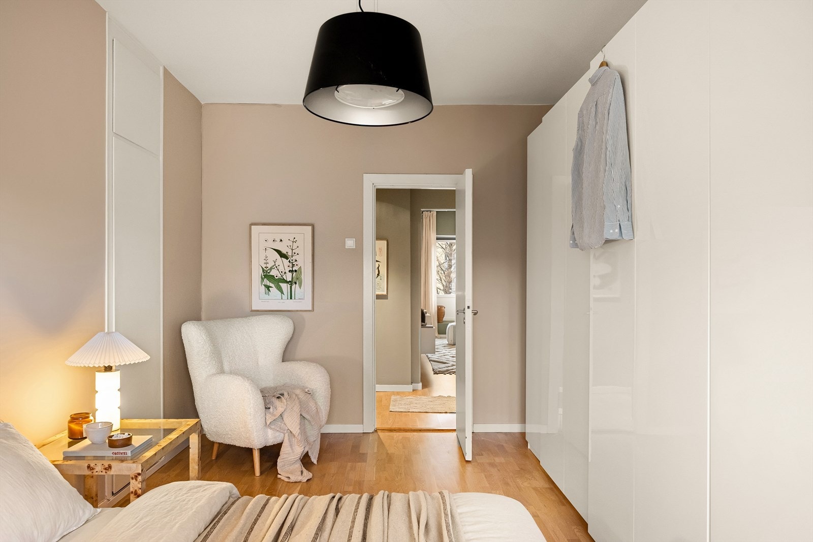 Soverommet er av svært god størrelse med plass til dobbeltseng, nattbord og tilhørende møbler. Galleribilde