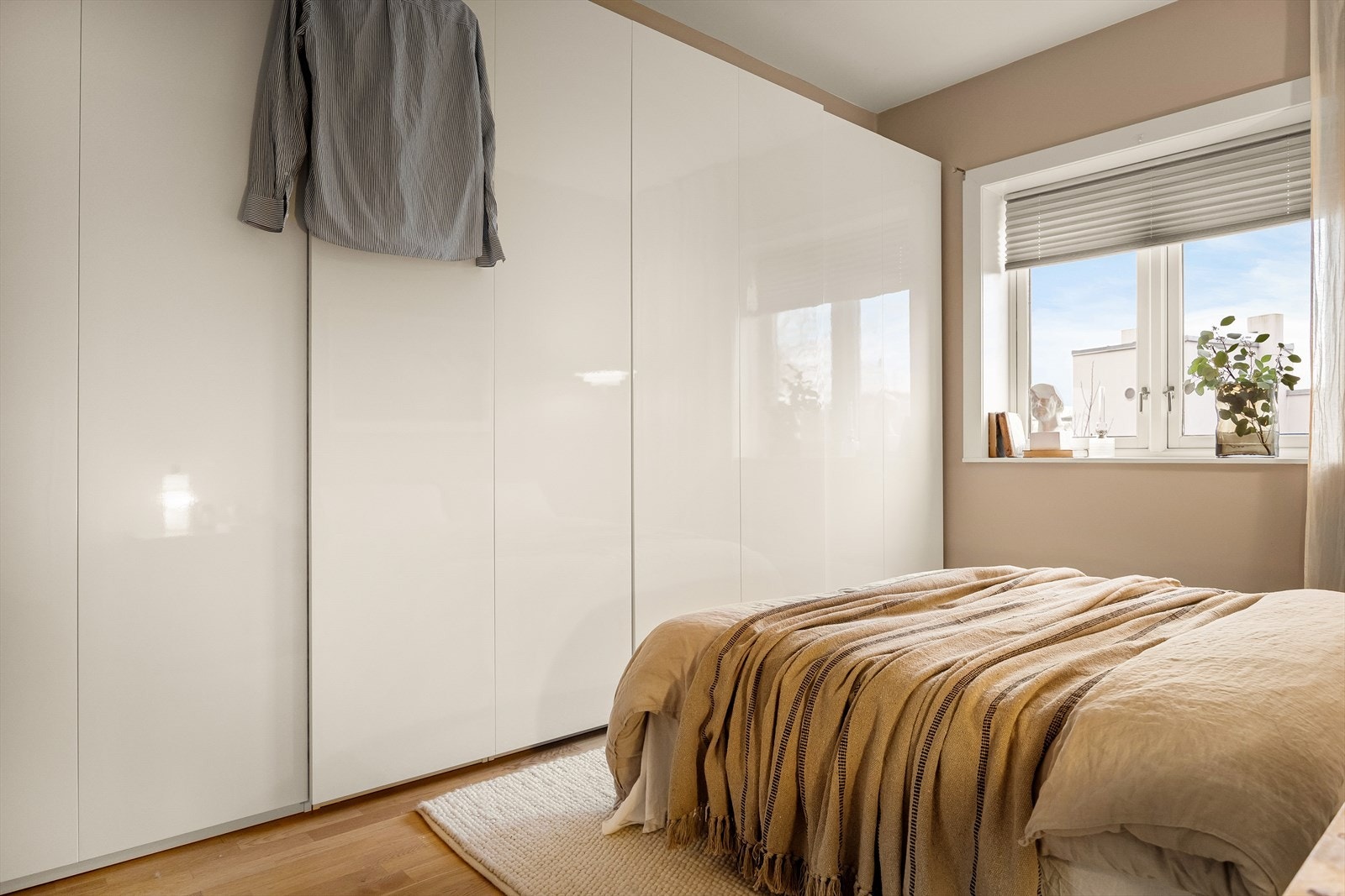 Soverommet har svært gode oppbevaringsmuligheter, med en romslig og praktisk skyvedørsgarderobe som utnytter plassen optimalt. Galleribilde