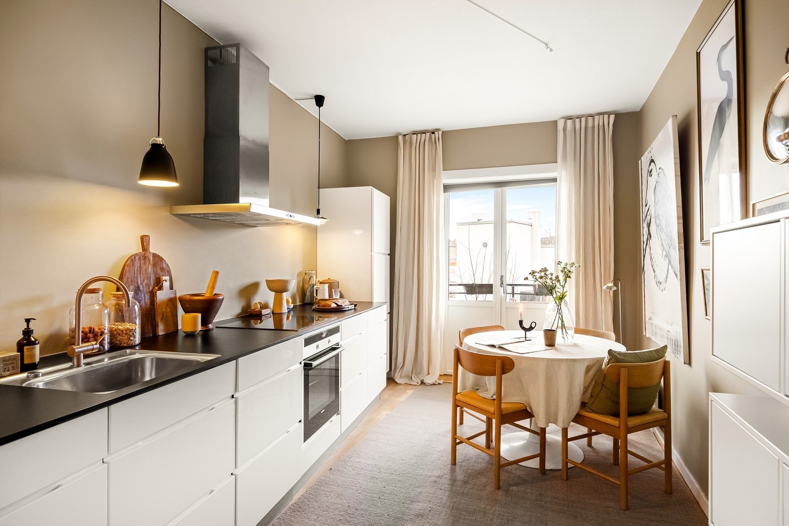 Leiligheten har et romslig og separat kjøkken, innredet med et moderne KVIK-kjøkken fra 2011. Kjøkkenet byr på god skap- og benkeplass, praktiske løsninger og et stilrent design som gjør matlagingen til en glede. Galleribilde