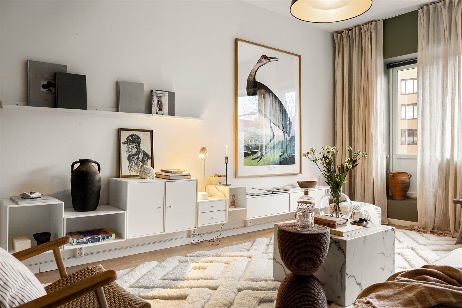 Gulvet er belagt med 3-stavs parkett, og overflatene er malt i delikate og moderne fargetoner. Galleribilde