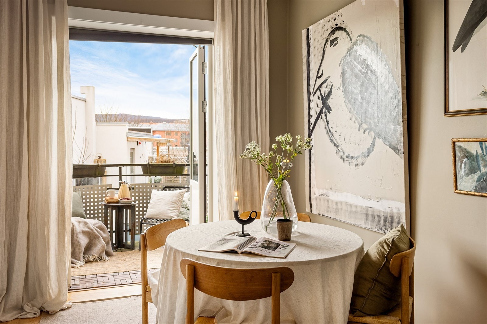 Velkommen til Sandakerveien 50A! Dette er en gjennomgående og luftig 2-roms leilighet i 2. etasje, med to balkonger og en smart planløsning. Galleribilde