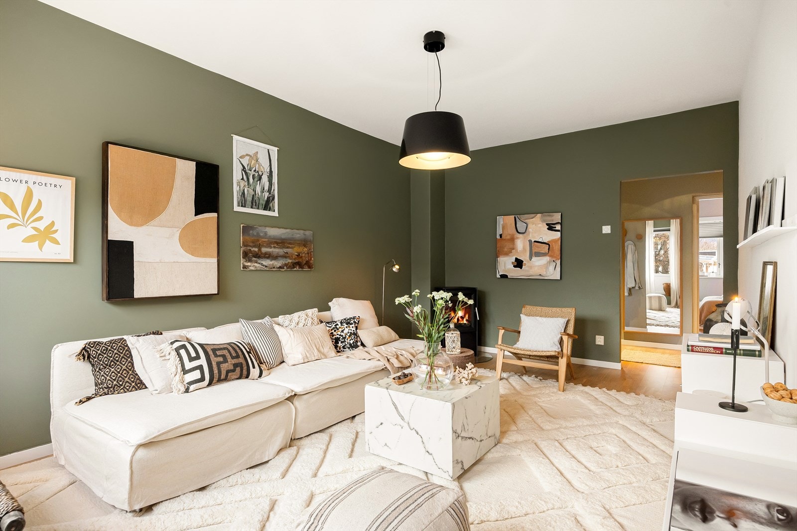 Alle rom ble malt på nytt i 2021, noe som gir leiligheten et moderne og friskt uttrykk. Galleribilde