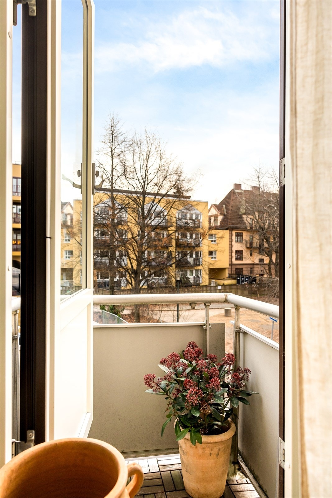 Til tross for sin kompakte størrelse, tilbyr balkongen en sjarmerende uteplass hvor du kan nyte morgenkaffen i solskinn eller få frisk luft gjennom dagen. Galleribilde