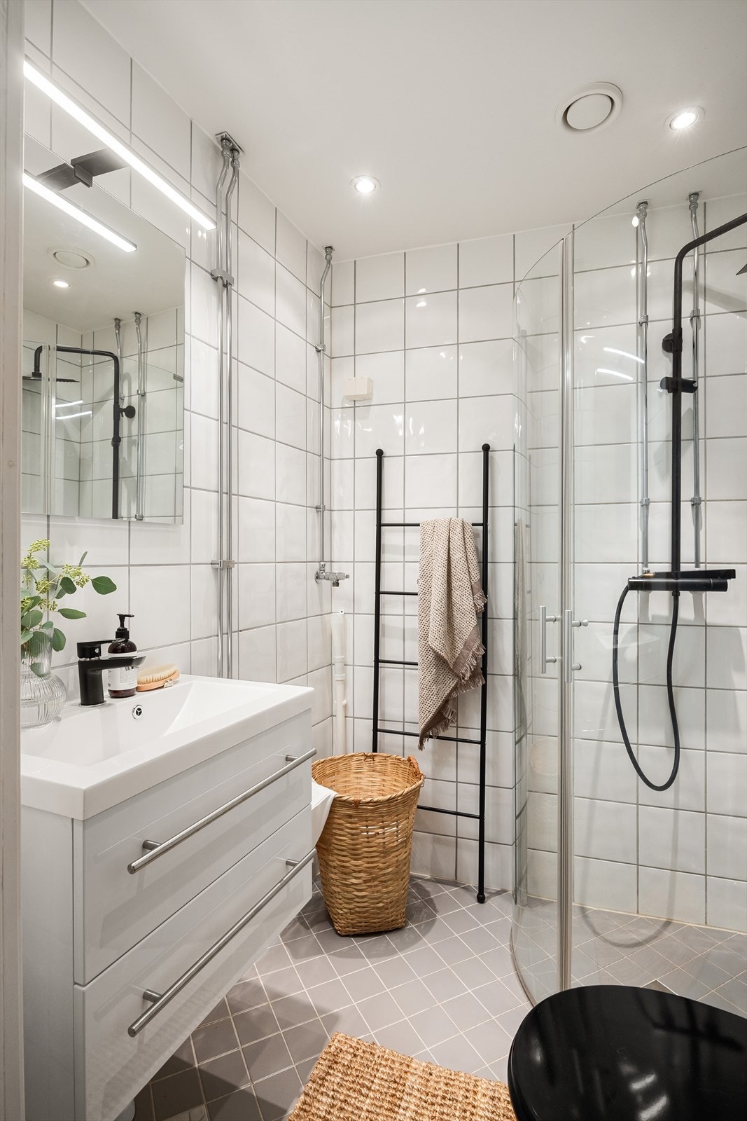 Baderommet er pent flislagt og har gulvvarme samt downlights i himlingen. Badet ble rehabilitert i 2011, og i 2021 ble både dusjarmatur og innredning oppgradert, noe som gir et friskt og stilrent preg. Galleribilde