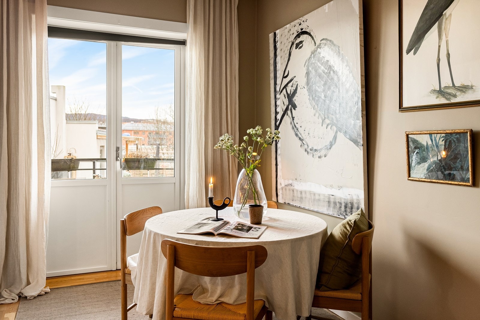 Kjøkkenet har også plass til et hyggelig spisebord, perfekt for måltider og sosialt samvær. Galleribilde