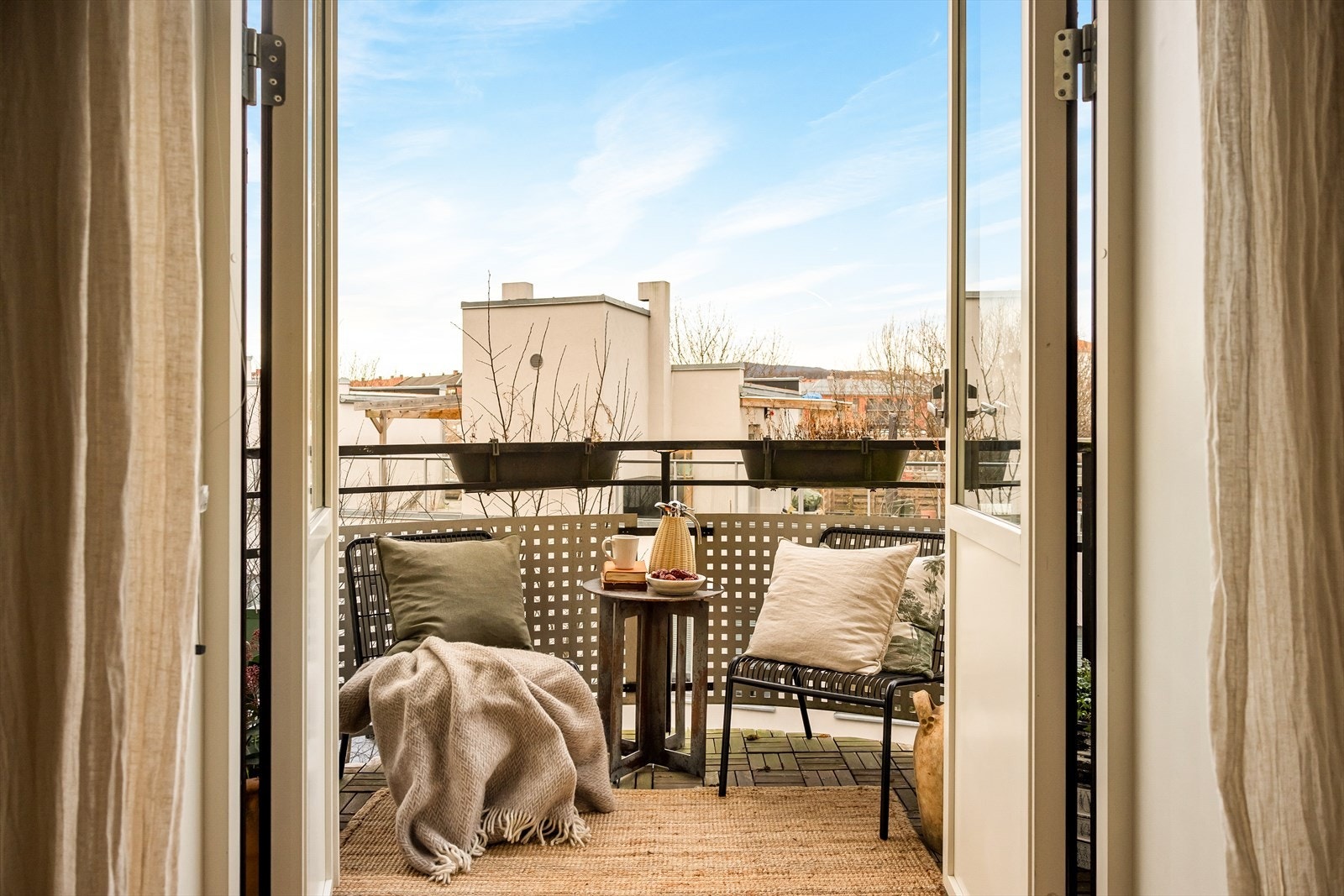 Fra kjøkkenet er det utgang til en koselig nordvestvendt balkong på ca. 3,8 m², hvor du kan nyte deilig ettermiddagssol. Galleribilde