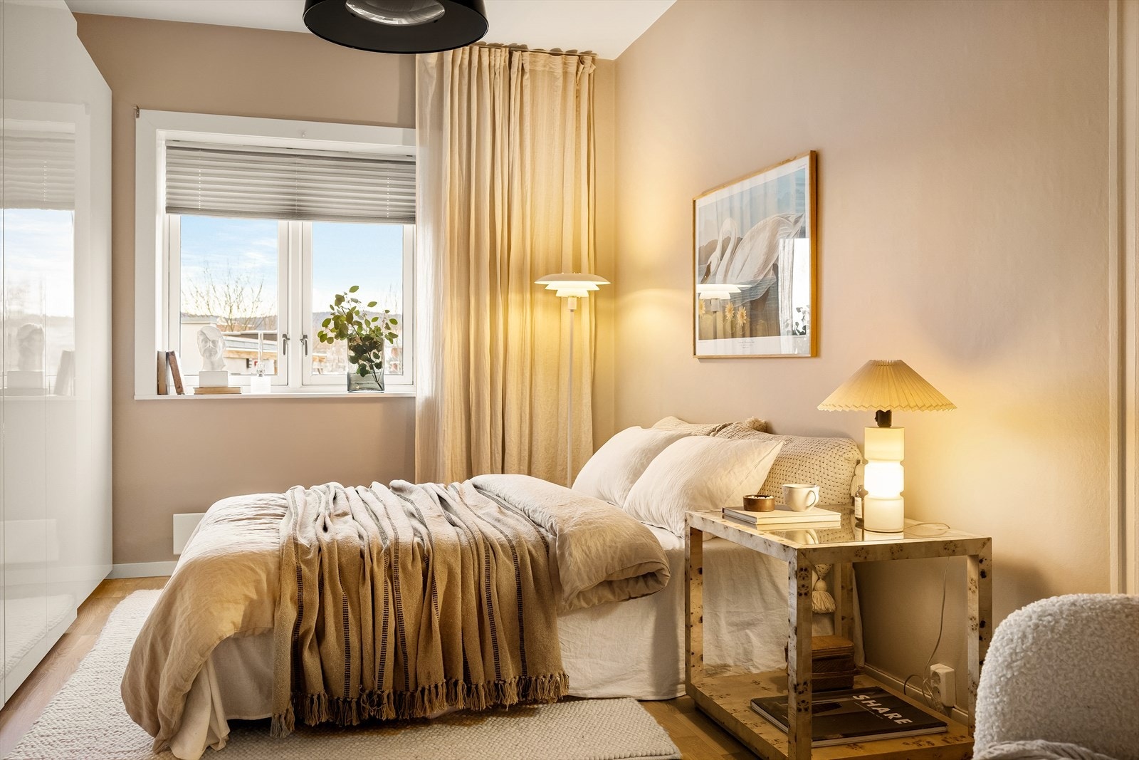 Soverommet vender mot en rolig bakgård, som gir en fredelig atmosfære og bidrar til et godt og stille søvnmiljø. Galleribilde