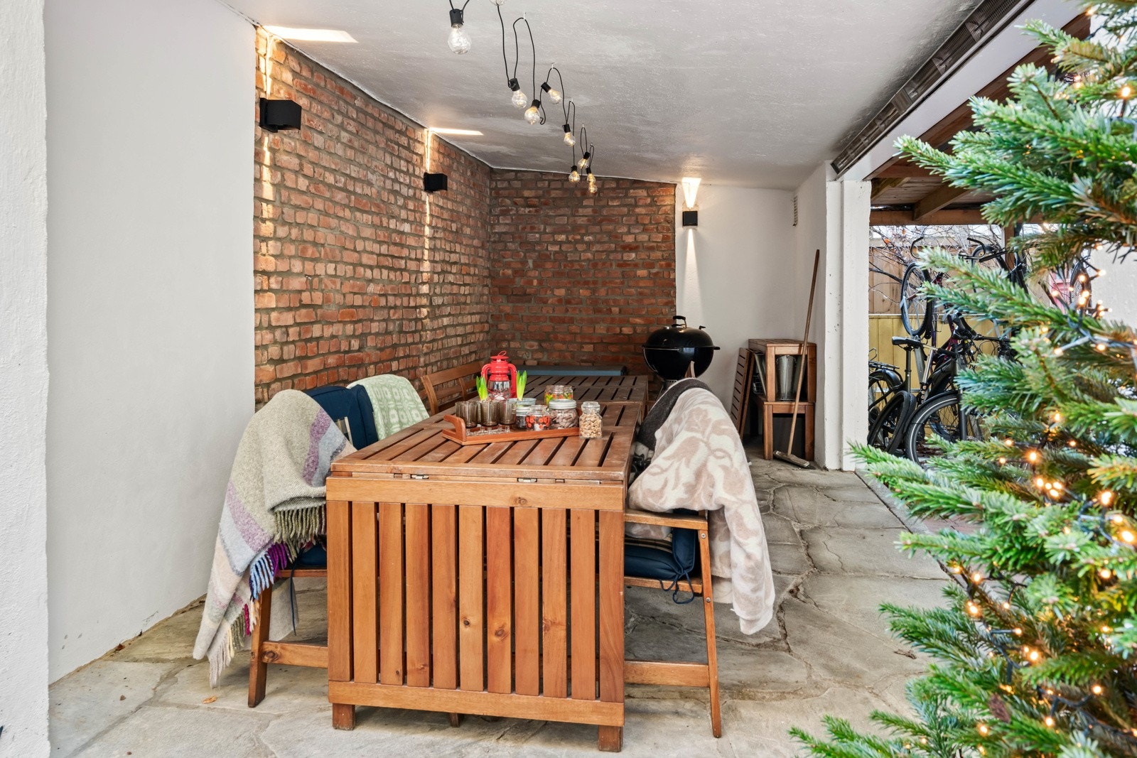 I bakgården er en gammel garasje ombygget, slik at beboerne i borettslaget har en hyggelig uteplass under tak. Her er det montert varmelampe. Galleribilde