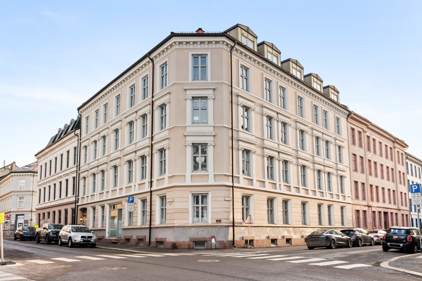 Flott hjørnegård beliggende på hjørnet Helgesens gate og Steenstrups gate. Galleribilde