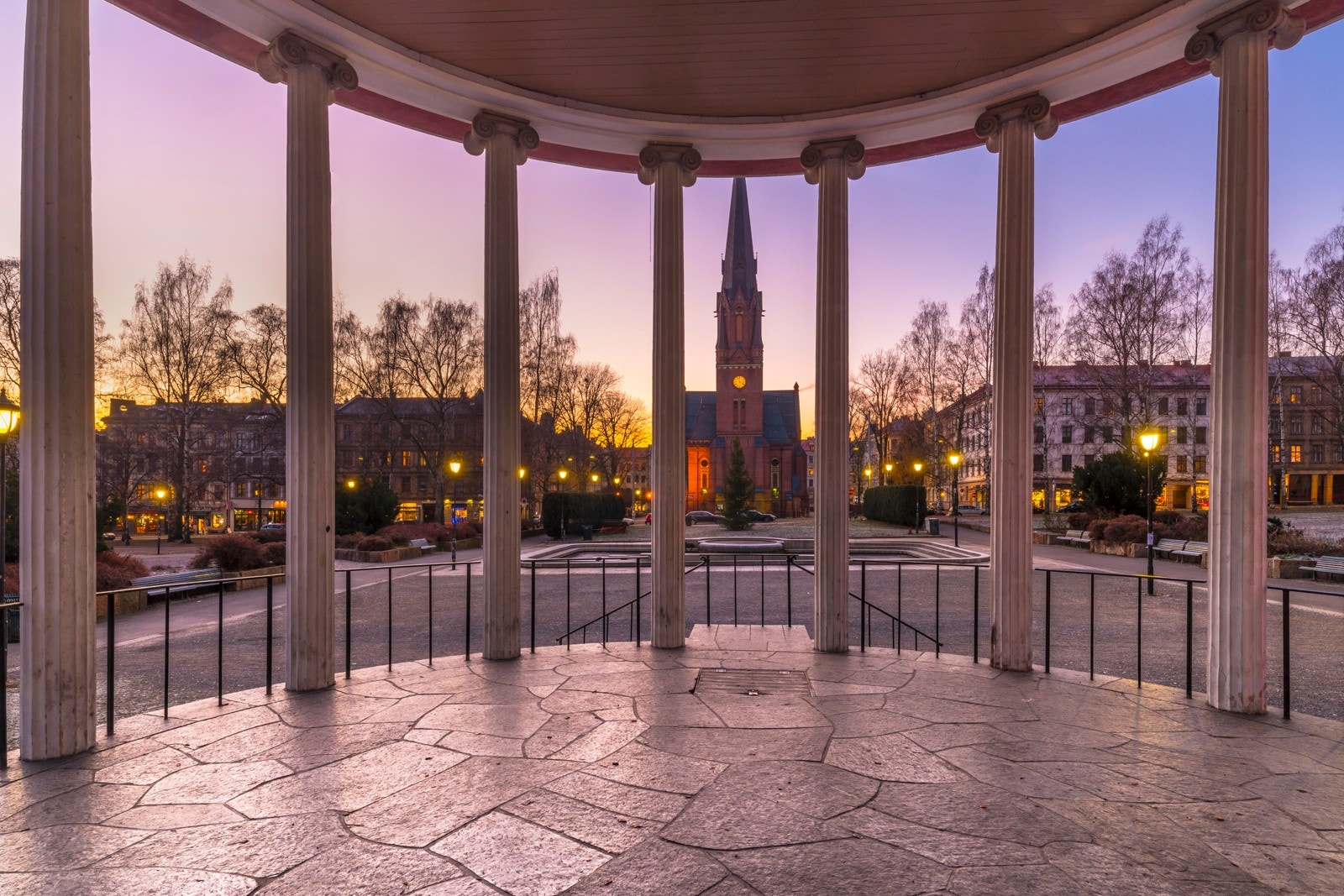 Grünerløkka er kjent for sine flotte parker og fri-områder. Bildet er tatt i paviljongen som befinner seg på Birkelunden. Galleribilde