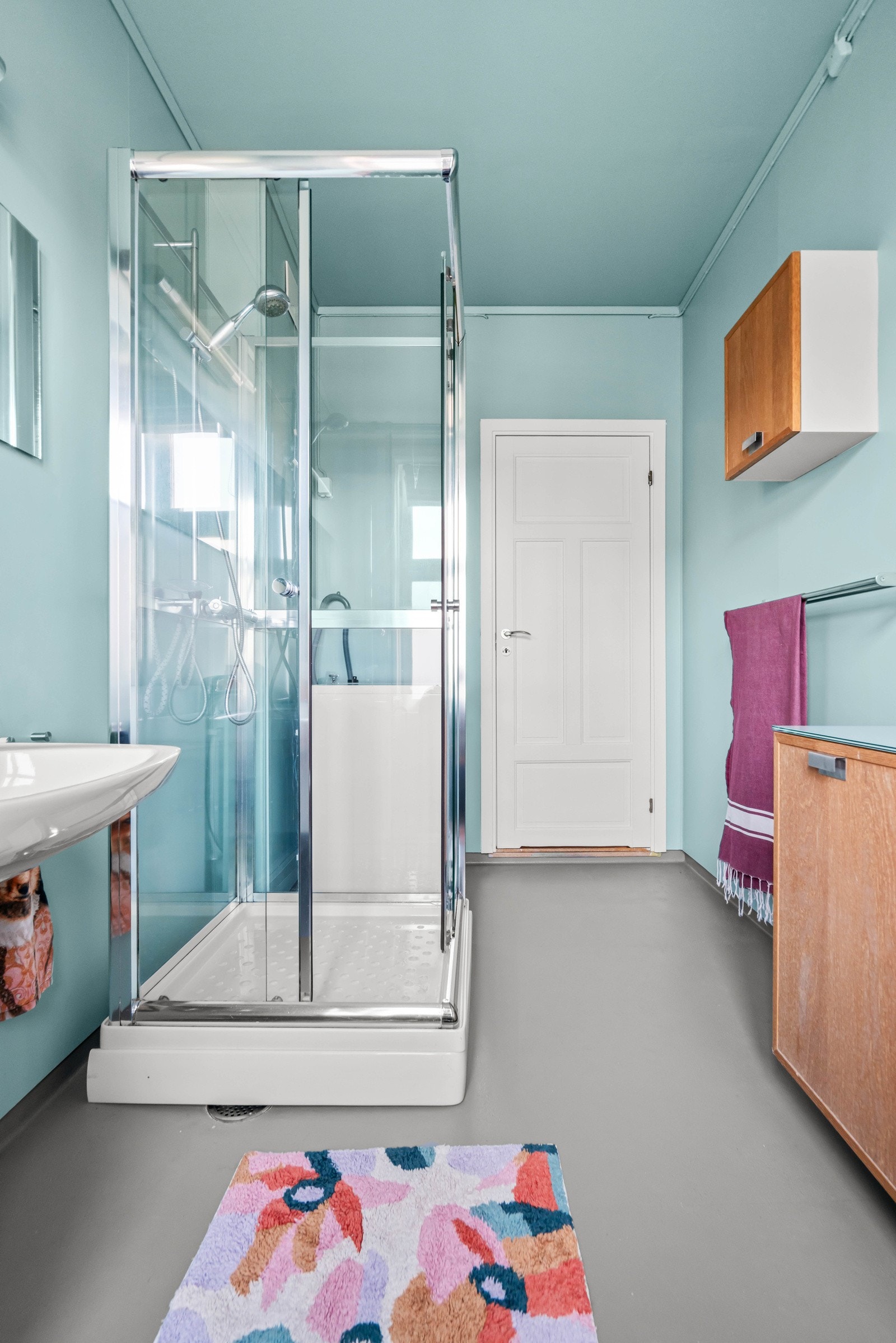 Lukket dusjkabinett forhindre mye av slitasjen på baderommet. Galleribilde