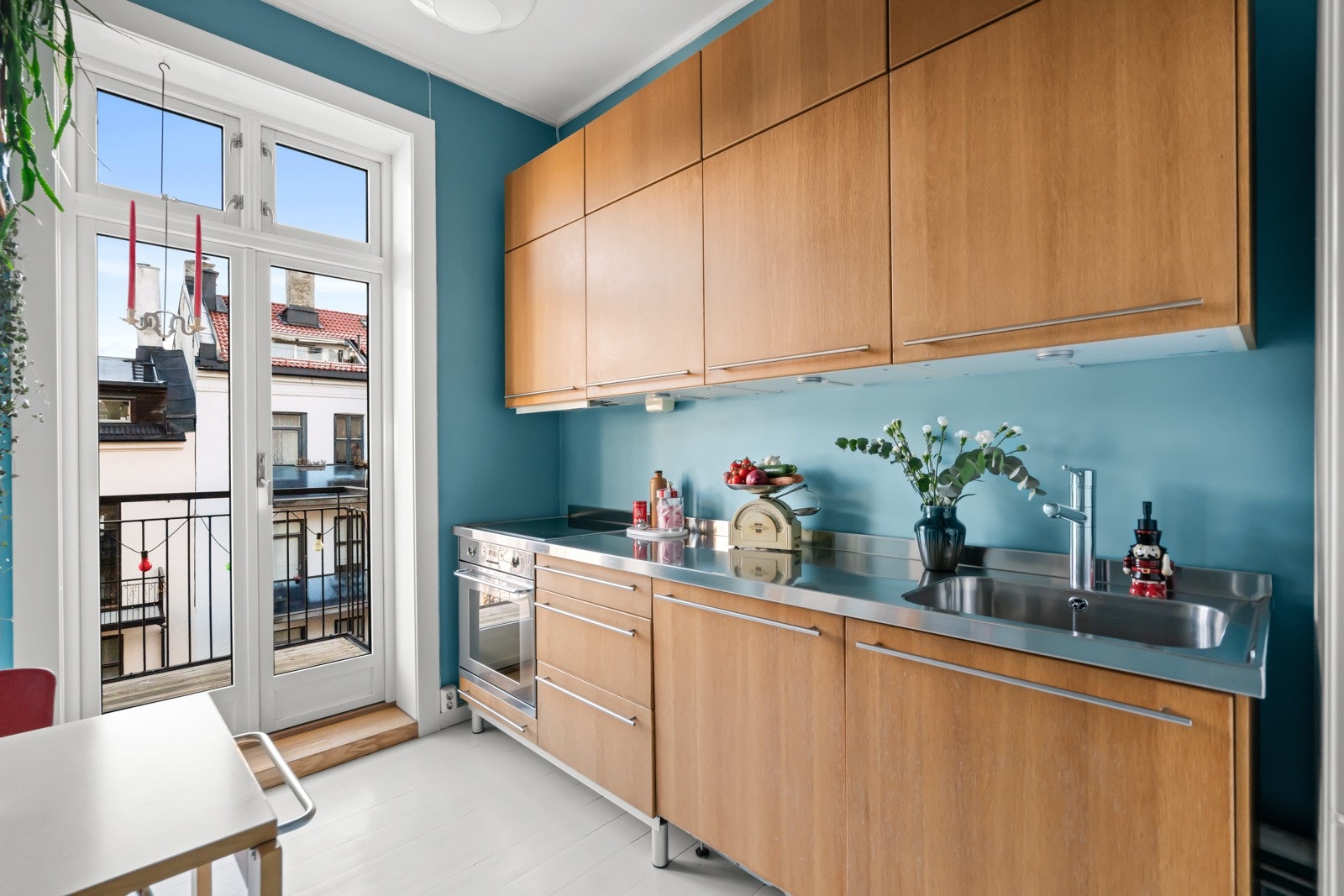 Hyggelig kjøkken med gode oppbevaringsmuligheter. Her er overskap montert opp til himlingen for optimal utnyttelse av plassen. Galleribilde