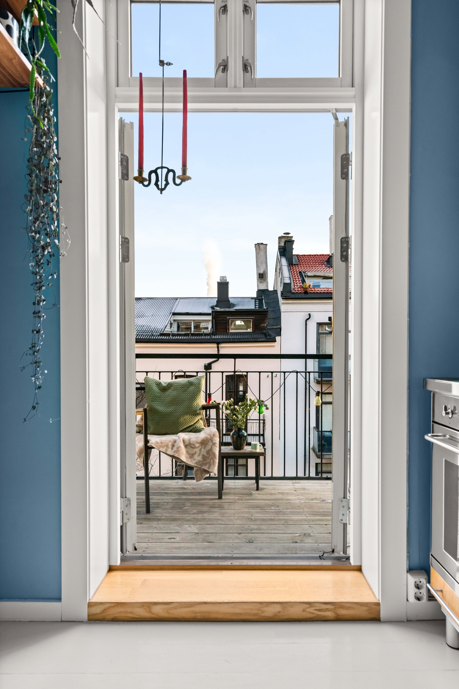 Fra kjøkkenet har man direkte adkomst til hyggelig balkong vendt mot flott oppgradert bakgård. Galleribilde