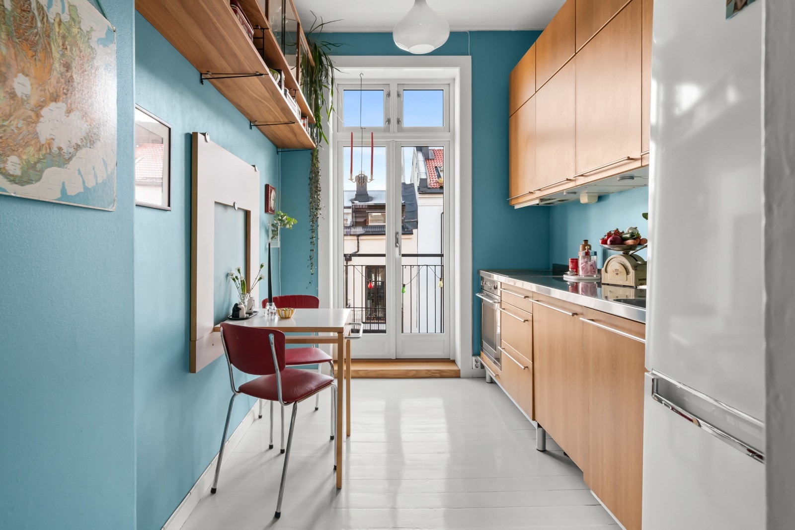 På kjøkkenet har man plass til hyggelig spiseplass og morgenlyset inn gjennom balkongdør. Galleribilde