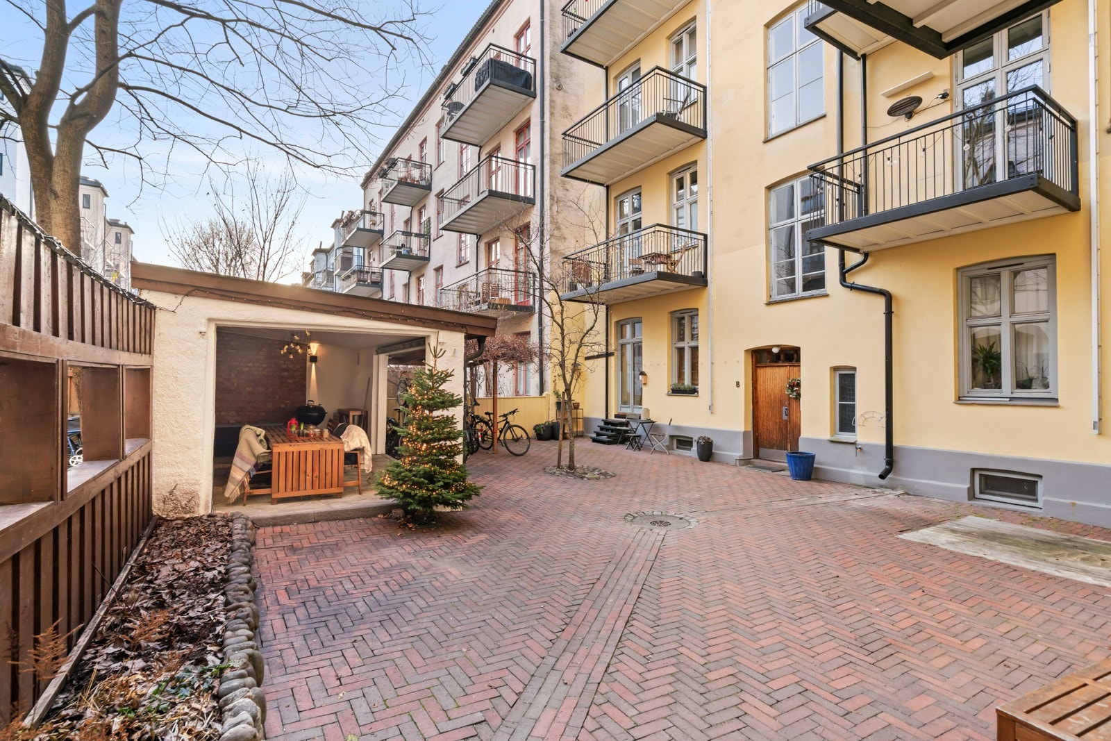 Flott oppgradert bakgård med brosteinsbelagt dekke. Galleribilde