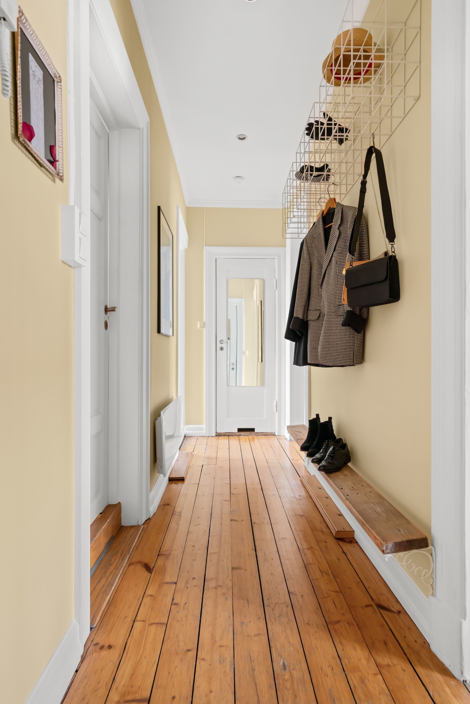 Langstrakt klassiske gang med adkomst til alle leilighetens rom. Galleribilde