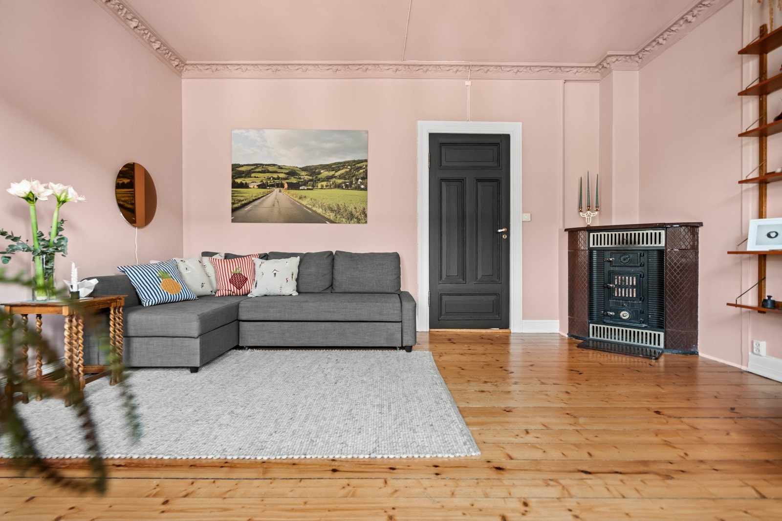 Eldre vedkamin gir godt med varme i vinterhalvåret. Galleribilde