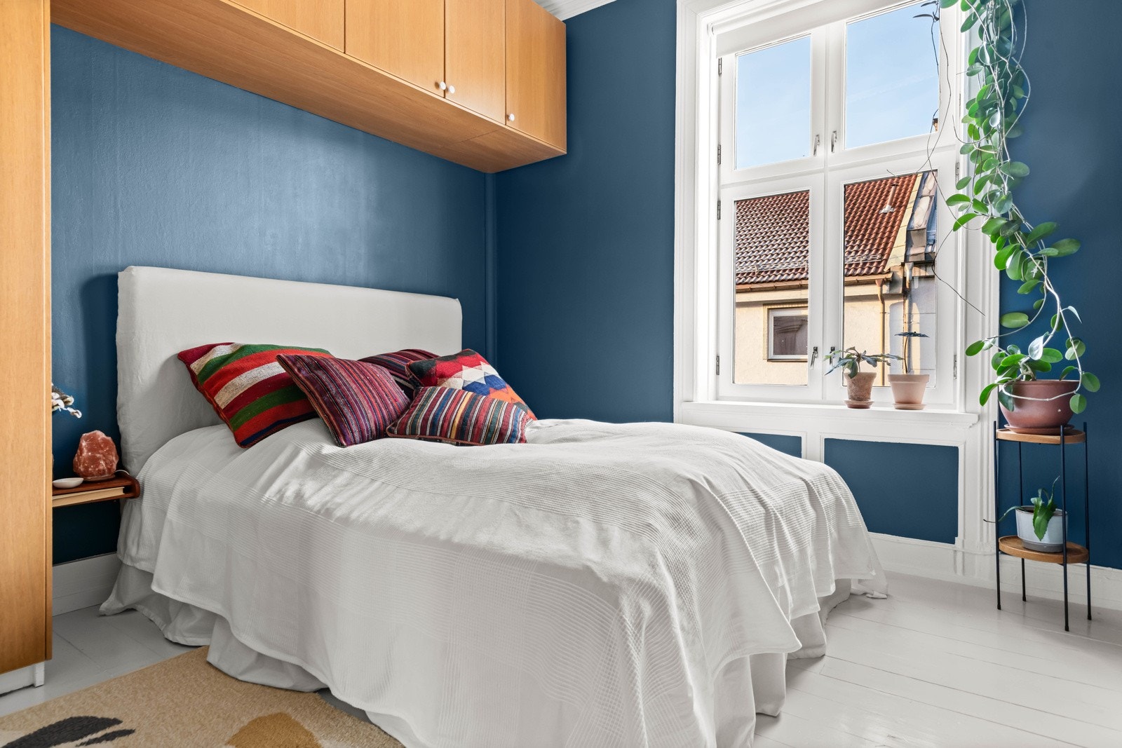 Meget gode oppbevaringsmuligheter i stor fastmontert garderobe. Galleribilde