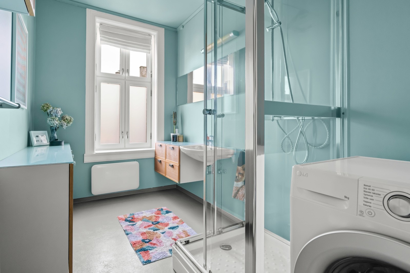 Leiligheten har et stort baderom med opplegg for vaskemaskin og praktisk med vindu. Galleribilde