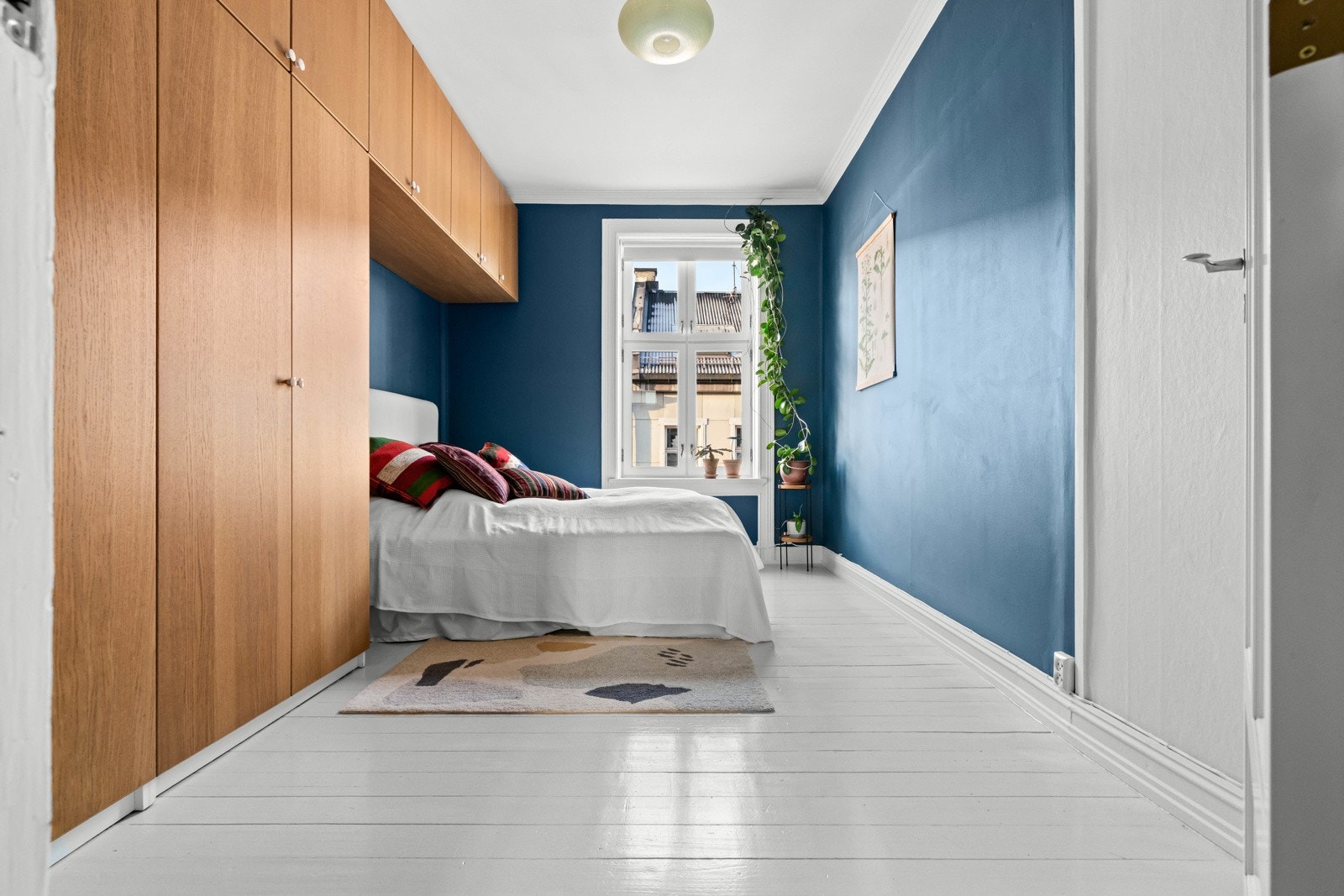 Leiligheten har et romslig soverom med god plass til dobbeltseng. Galleribilde